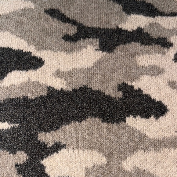 Beautiful BNWT Camouflage Patterned Women's Sweater By Christian Siriano - Picture 2 of 9